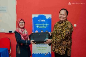 Eko Saputro (Head Divisian Contact Center Solutions) Menyerahkan Bantuan Unit Laptop Kepada Hasanah (Kepsek SDN Karet Tengsin 15)